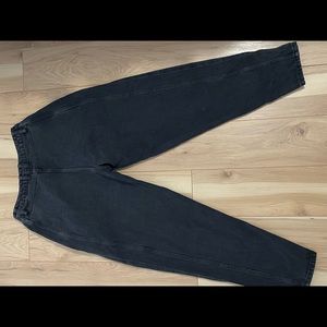 Cute black baggy jeans to go with any streetwear outfit!• has 2 front pockets